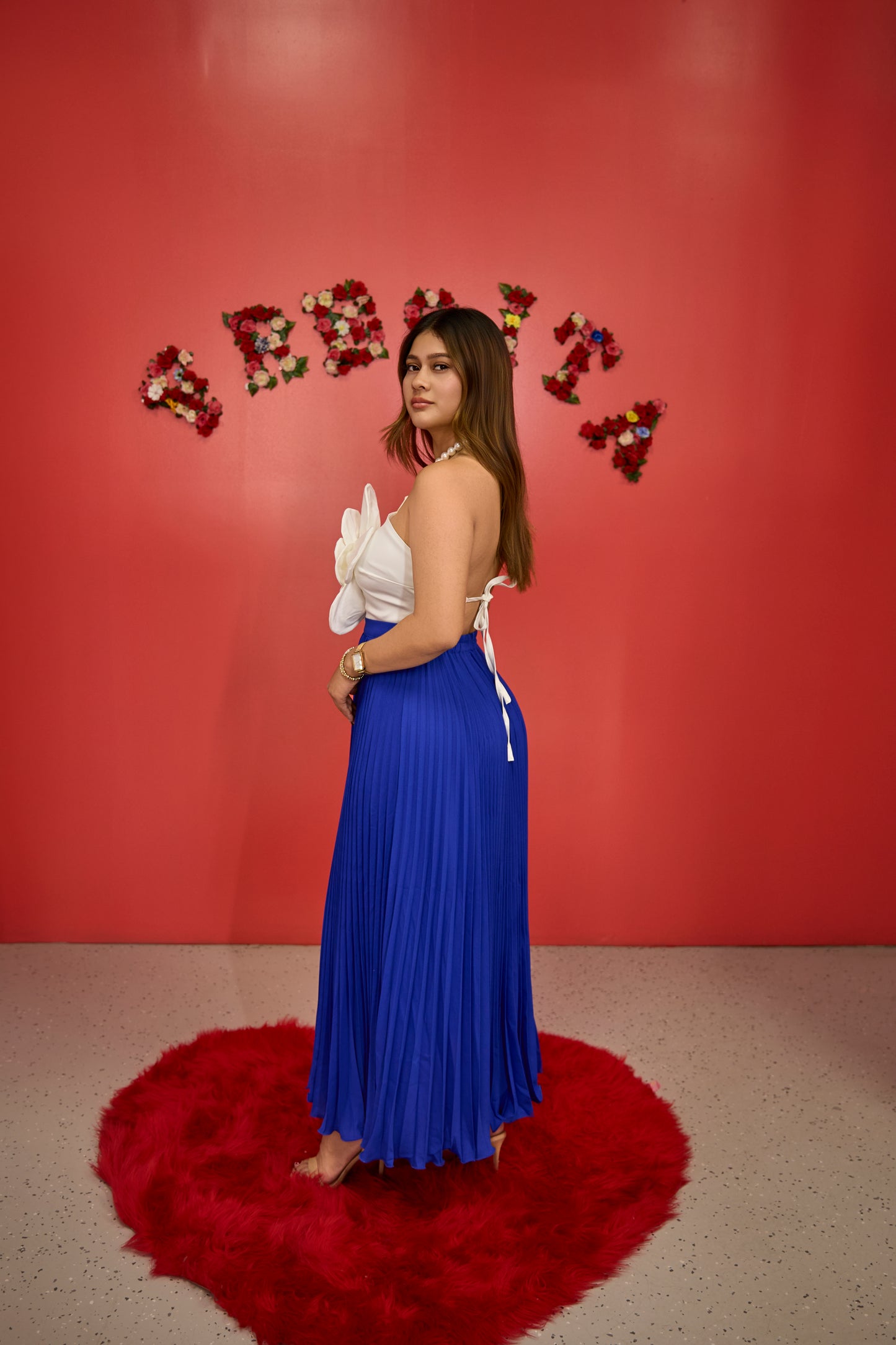 Vestido con adorno Floral Blanco en el centro del busto y Falda Azul