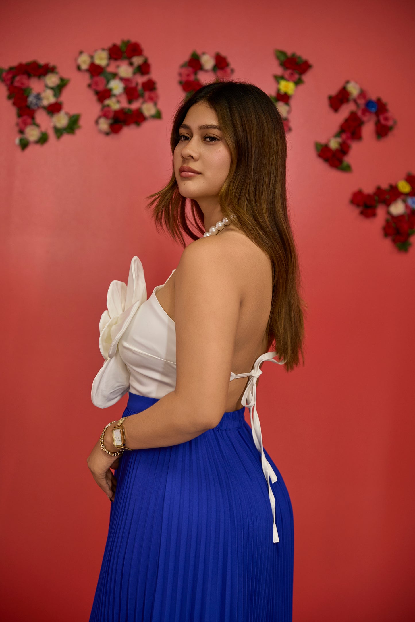 Vestido con adorno Floral Blanco en el centro del busto y Falda Azul