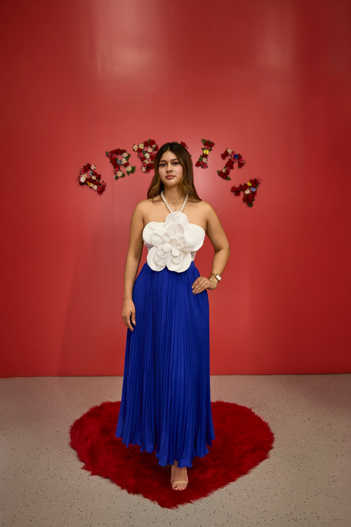 Vestido con adorno Floral Blanco en el centro del busto y Falda Azul