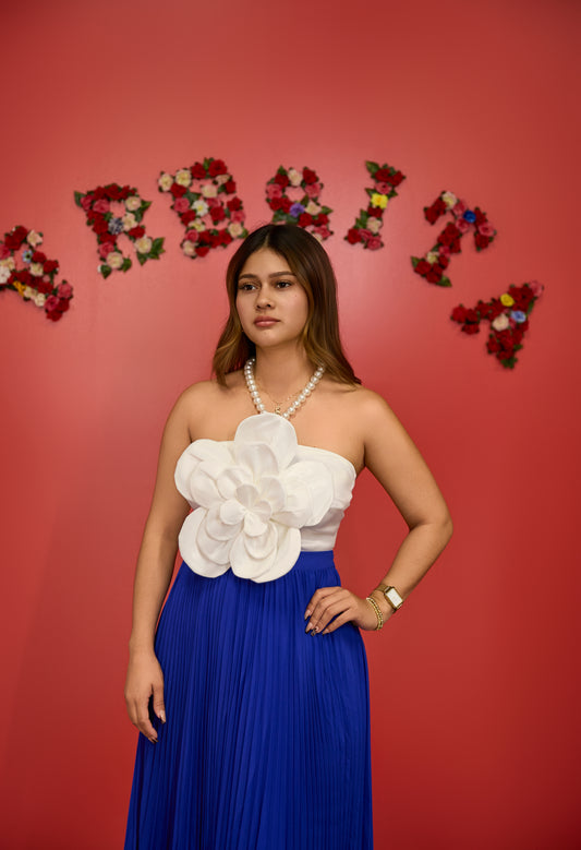 Vestido con adorno Floral Blanco en el centro del busto y Falda Azul