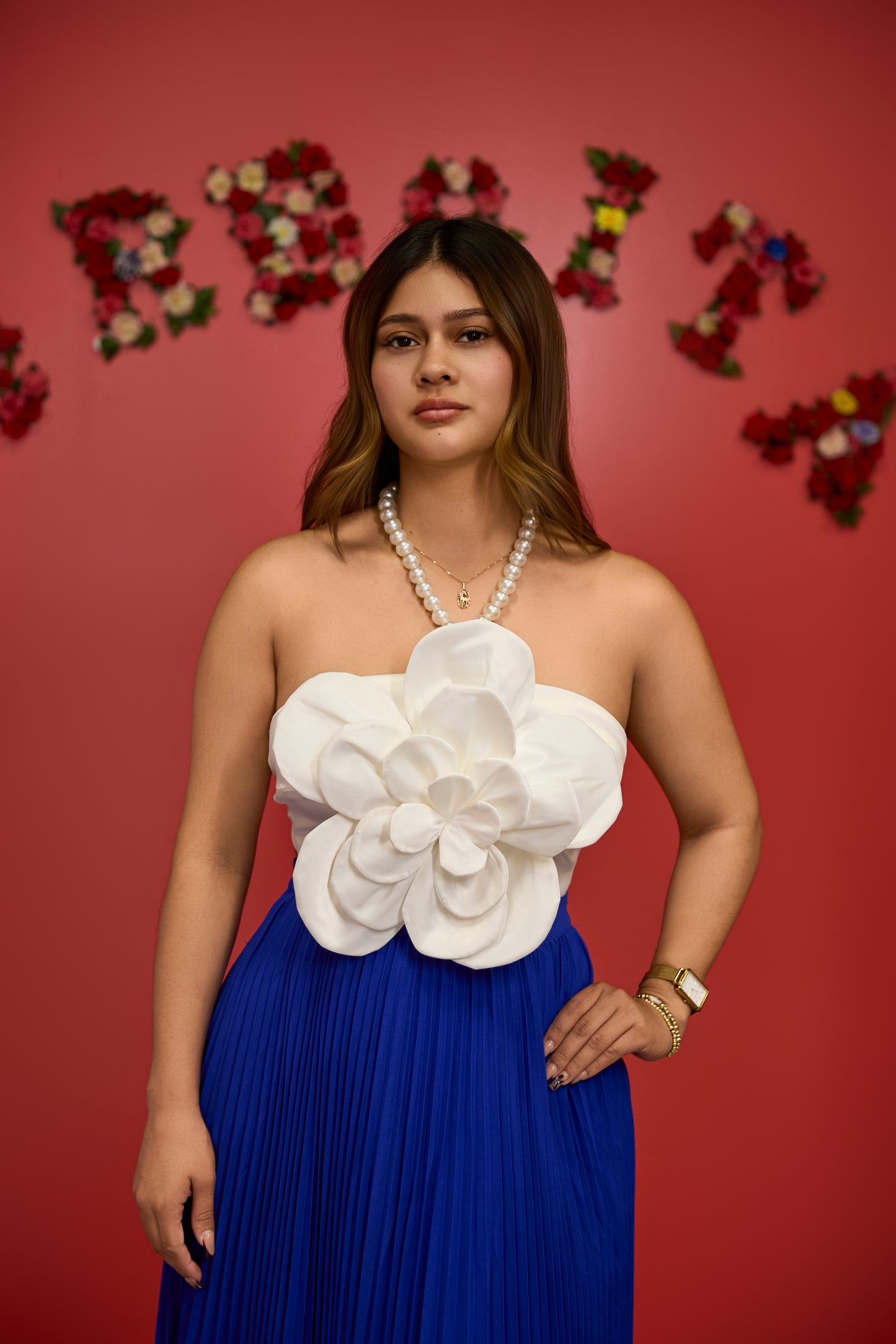 Vestido con adorno Floral Blanco en el centro del busto y Falda Azul